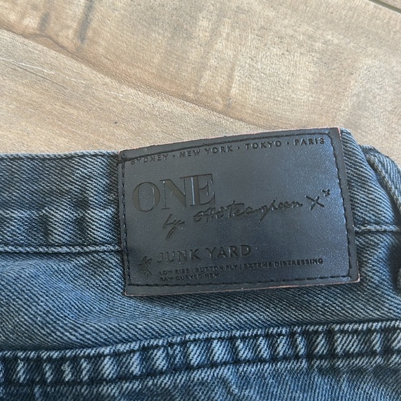 One by One Teaspoon Junk Yard Distressed Raw Hem Mini Skirt Sz 24 - Picture 9 of 13